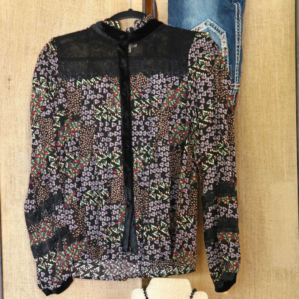 Floral and Lace Peasant Blouse!